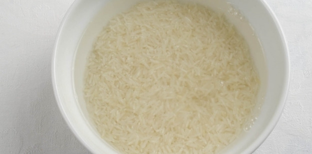 1. Этап. Плов с нутом в мультиварке: Рис замочите в теплой воде.