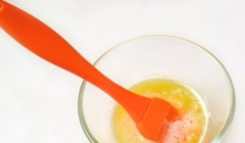 1. Этап. Хычины с сыром: Растапливаем в микроволновке сливочное масло для смазывания готовых хычинов.