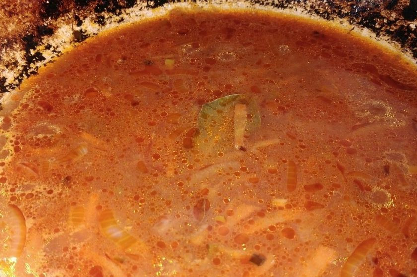 1. Этап. Хек под томатным маринадом: 5. Добавьте воду, уксус и сахар и доведите до кипения.