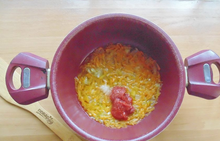 1. Этап. Морской окунь в томатном соусе: Добавьте томатную пасту. Соль, сахар и черный молотый перец по вкусу.