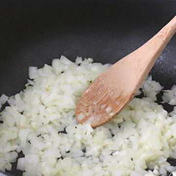 1. Этап. Суп с пельменями: На среднем огне раскалите масло и обжарьте лук и чеснок, примерно 5 минут. Когда лук смягчится, а чеснок станет слегка коричневатый.