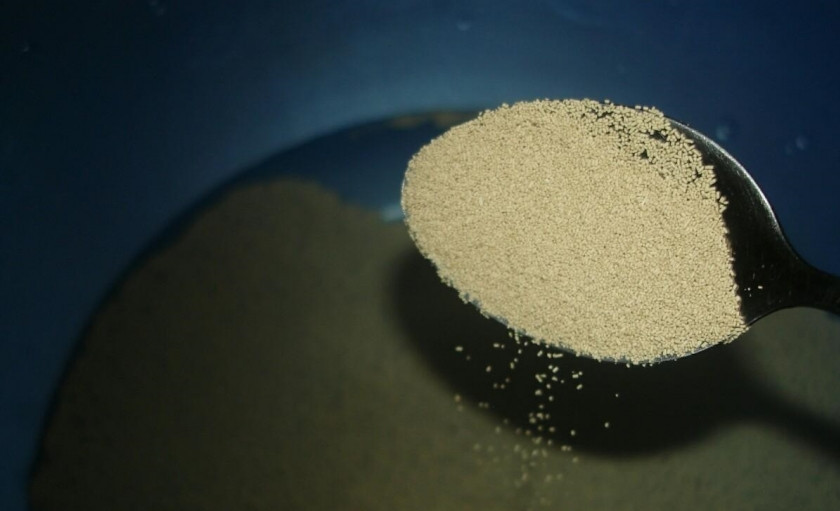 1. Этап. Хлеб простой в духовке: 1. В миску наливаю теплую воду, добавляю дрожжи и сахар, перемешиваю и оставляю на 15 минут.