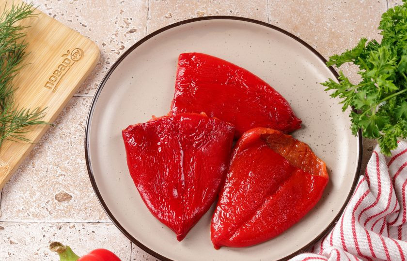 1. Этап. Жареный болгарский перец с сыром: Когда перцы остынут, аккуратно снимите шкурку.