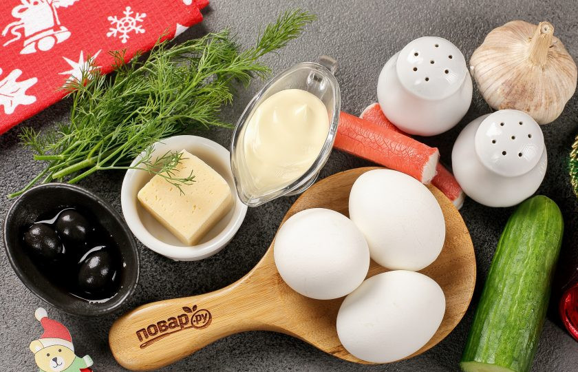 1. Этап. Фаршированные яйца Новогодние драконы: Подготовьте все ингредиенты. Яйца отварите и дайте им немного остыть.