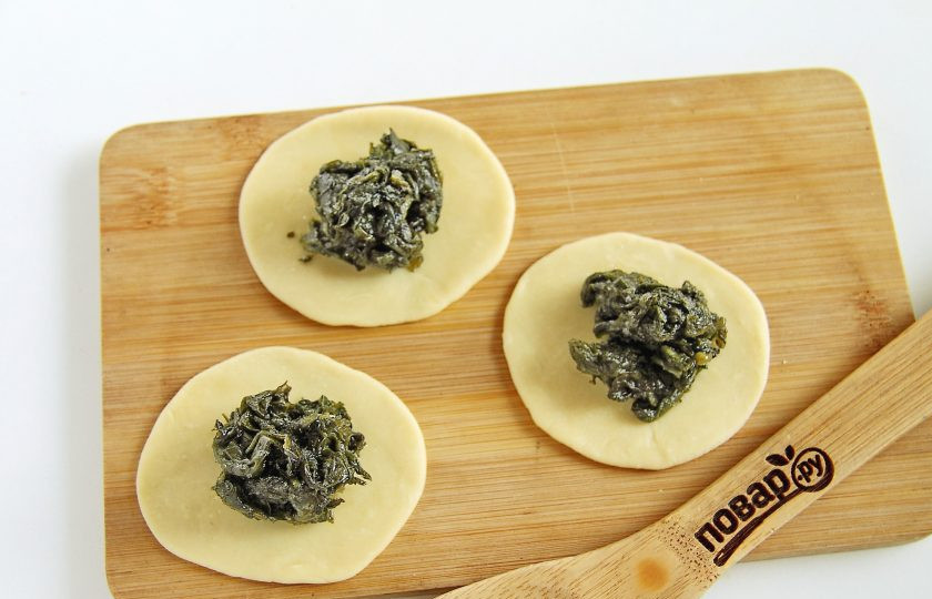 1. Этап. Вареники с щавелем: Выоложите в центр 1-1.5 ч.л. начинки.