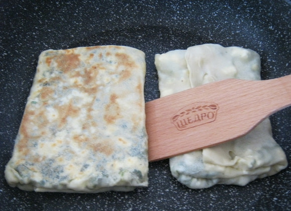 1. Этап. Турецкие лепешки гезлеме: 5. Отправляем лепешки на разогретую сковороду с небольшим количеством масла и обжариваем с двух сторон до румяной и хрустящей корочки.