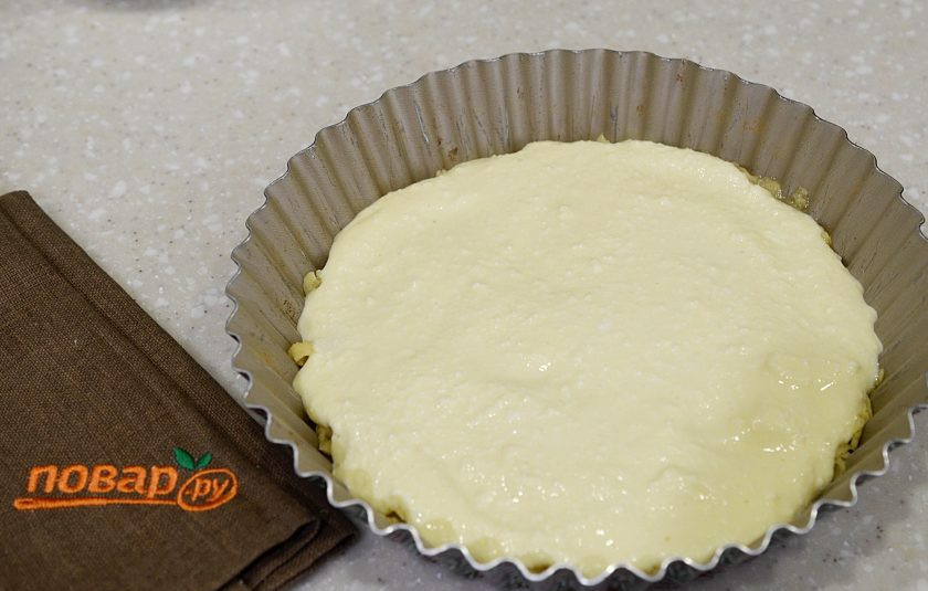 1. Этап. Песочный сливовый пирог: 7. Добавьте сырную массу.