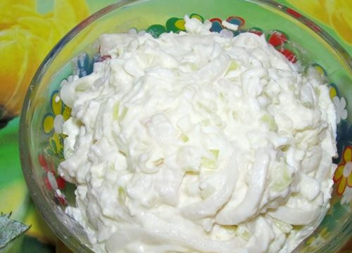 1. Этап. Салат из кальмаров и лука: 10. Заправьте салат майонезом и снова перемешайте. Салат готов к подаче. Приятного аппетита!