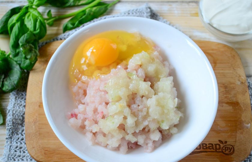 1. Этап. Тельное со сметаной: К фаршу добавьте яйцо, соль, при желании можно добавить специи для рыбы.