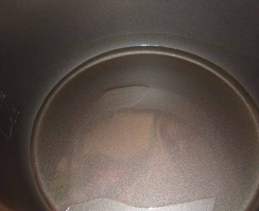 1. Этап. Мясо в мультиварке жареное: 3. На дно чаши мультиварки налить растительное масло. Если хочется приготовить не только вкусное, но и полезное блюдо, то лучше всего добавить капельку растительного масла и 1-2 столовые ложки воды.