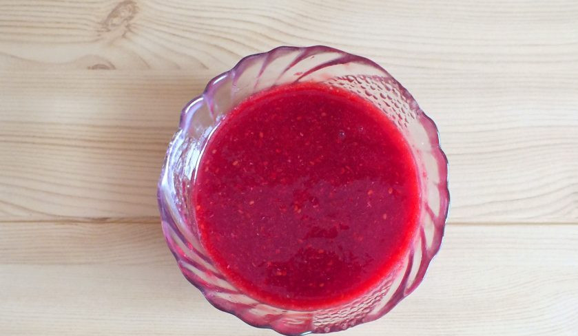 1. Этап. Малиновый кули: Малиновый кули хорошо перемешайте ложкой, чтобы сахарная пудра полностью растворилась. Уберите в холодильник на 20 минут и подавайте к столу.