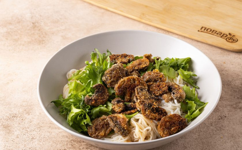 1. Этап. Грибы в сухарях с рисовой лапшой и салатом фризе: Заправьте рисовую лапшу соусом терияки. Соедините рисовую лапшу, грибы и салат фризе в глубокой миске. Аккуратно перемешайте.