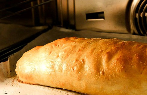 1. Этап. Свинина в тесте в духовке: Выпекаем при 200 градусах минут 30-35.