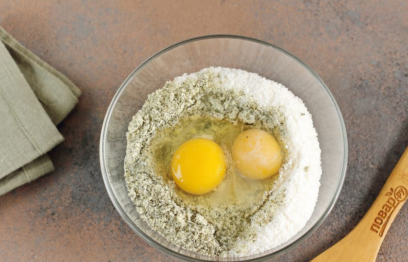 1. Этап. Полезное печенье: Соедините измельченные семечки, кокосовую стружку и яйца. Добавьте соль и сахарозаменитель по вкусу.