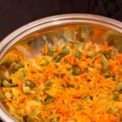 1. Этап. Постная солянка: Затем туда же кладем огурцы и квашеную капусту. Жарим 2-3 минуты.