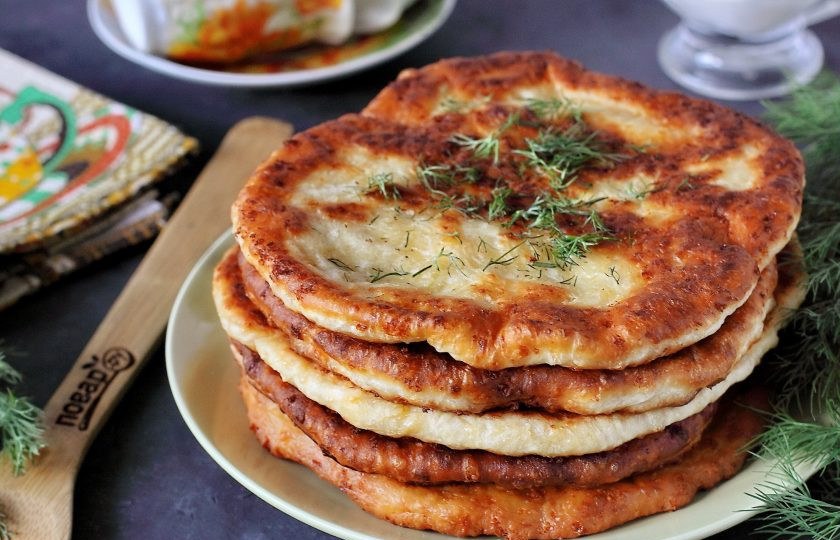 1. Этап. Сырные лепешки за 15 минут: Подавайте лепешки горячими. Приятного аппетита!