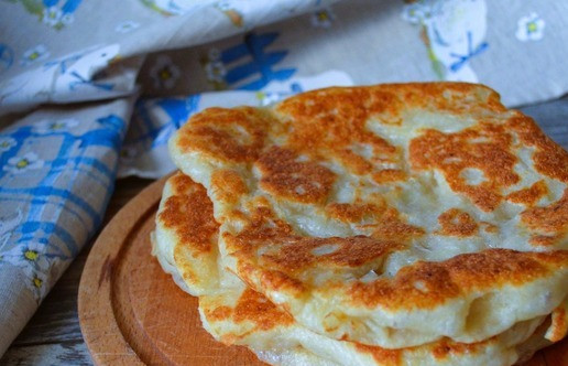 1. Этап. Венгерские лепёшки Лангош: Сложить стопочкой, накрыть и держать горячими.