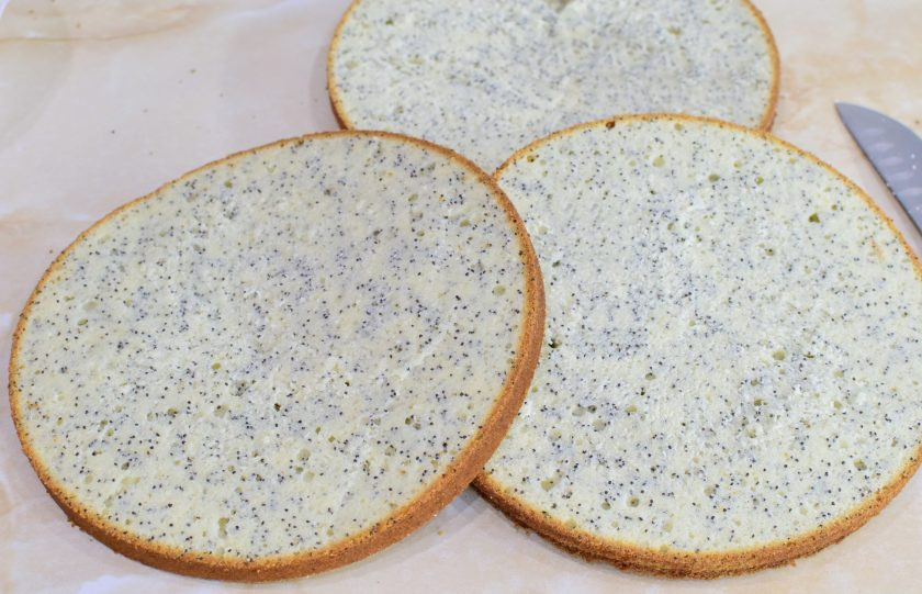 1. Этап. Лимонно-маковый торт: Начинаем собирать торт. Разрежьте бисквит на 3 коржа.