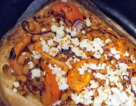 1. Этап. Пирог из Сербии: Вынуть из духовки. Посыпать фетой, полить оставшимся оливковым маслом и запекать последние 12 минут, до того, как фета немного поджарится. Полить медом и лимонным соком. Приятного аппетита!