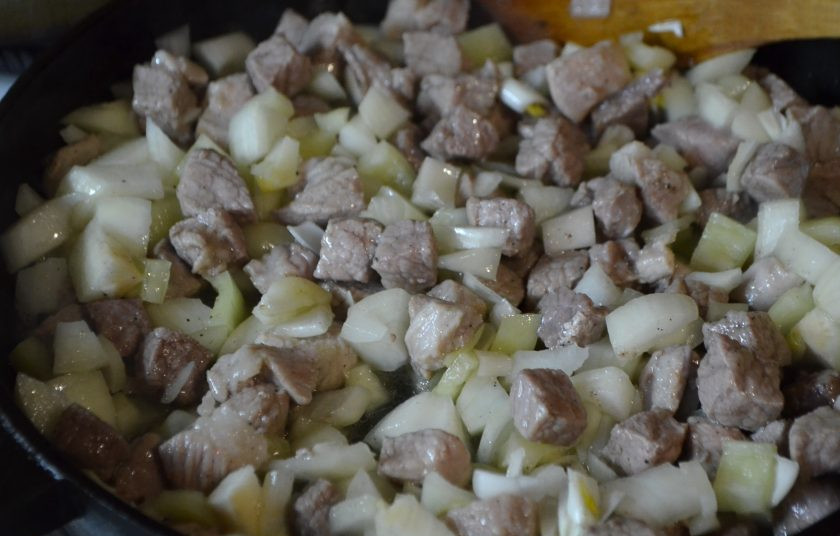 1. Этап. Сырные булочки с мясной начинкой: Добавьте лук и болгарский перец, перемешайте. Всыпьте соль, перец черный молотый. Жарьте до выкипания жидкости и готовности продуктов. Вы любите грибы? Тогда обязательно добавьте пару штук в процессе жарки мяса.