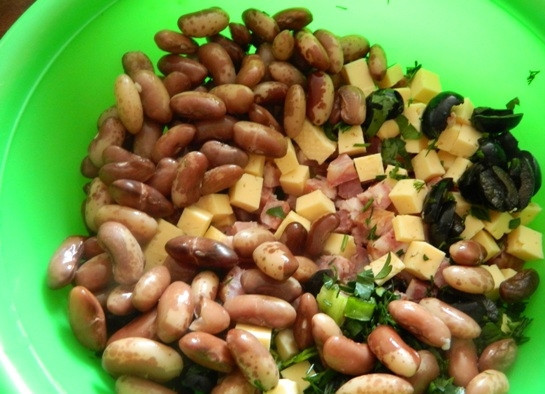 1. Этап. Польский мясной кекс: 4. Смешиваем отваренную и остывшую фасоль, колбасу и сыр, зелень и маслины.