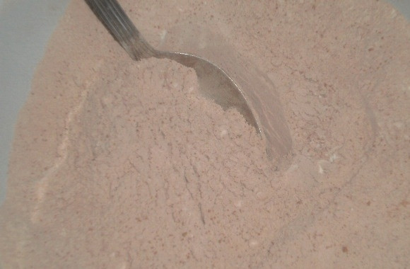 1. Этап. Постный кекс в мультиварке: В сухой миске смешаем сухие ингредиенты: муку, какао, разрыхлитель и ванилин. Чтобы кекс получился воздушным, лучше просейте их через сито и хорошо перемешайте.