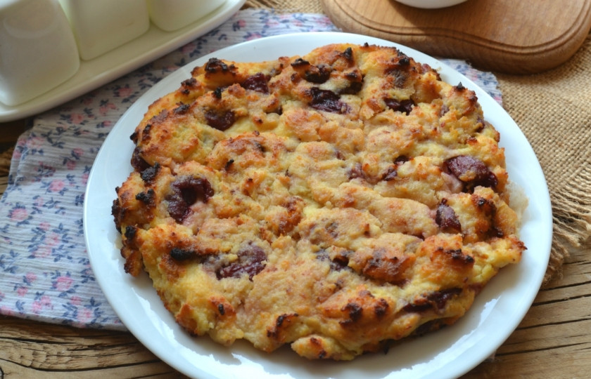 1. Этап. Творожный пирог с вишней: Запекайте творожный пирог с вишней в духовке 35-40 минут при температуре 180 градусов.