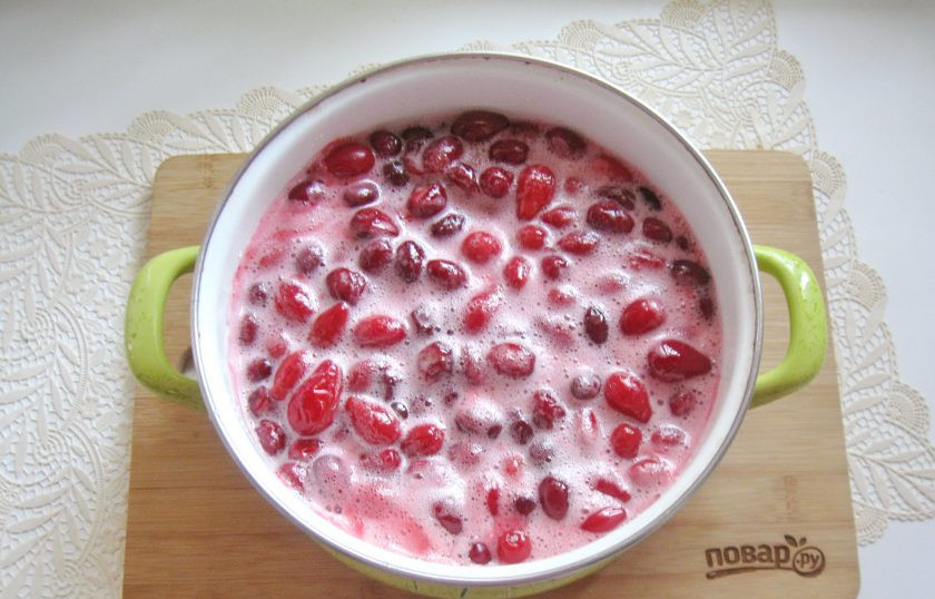 1. Этап. Кизиловое варенье с косточками Пятиминутка: Поставьте на плиту, доведите до кипения, огонь убавьте и варите в течение 5 минут.
