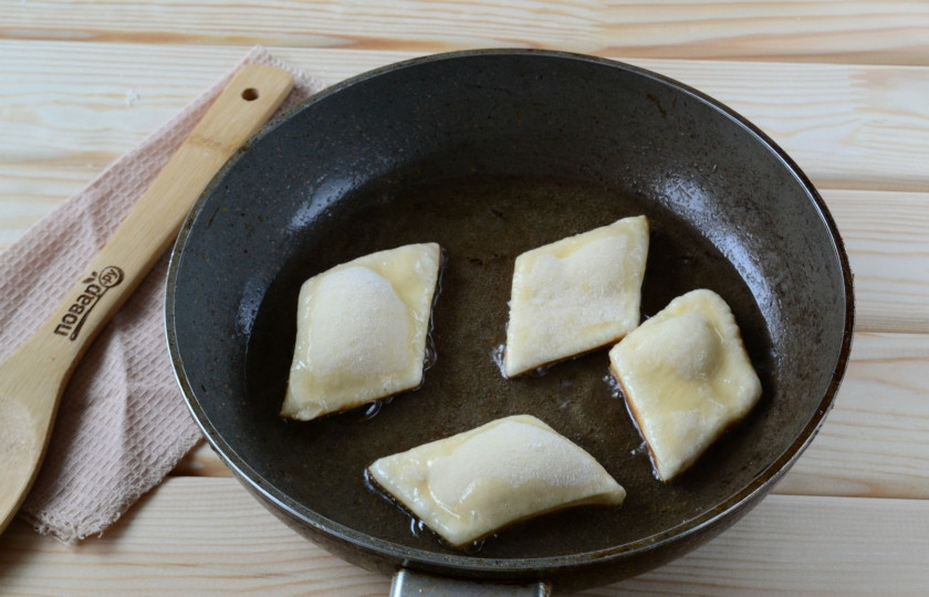1. Этап. Пишме: Хорошенько разогрейте растительное масло в сковороде. Положите в него ромбы, жарьте с двух сторон до золотистого цвета. Обратите внимание: жарятся пишме очень быстро, буквально за минуту, поэтому далеко от сковороды не отходите, иначе сгорят.
