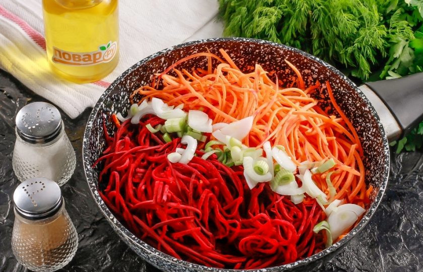 1. Этап. Салат из свеклы и моркови по-корейски: Очистите луковицу от кожуры и промойте в воде, нарежьте полукольцами. Прогрейте в сковороде растительное масло и выложите в него все овощные нарезки.