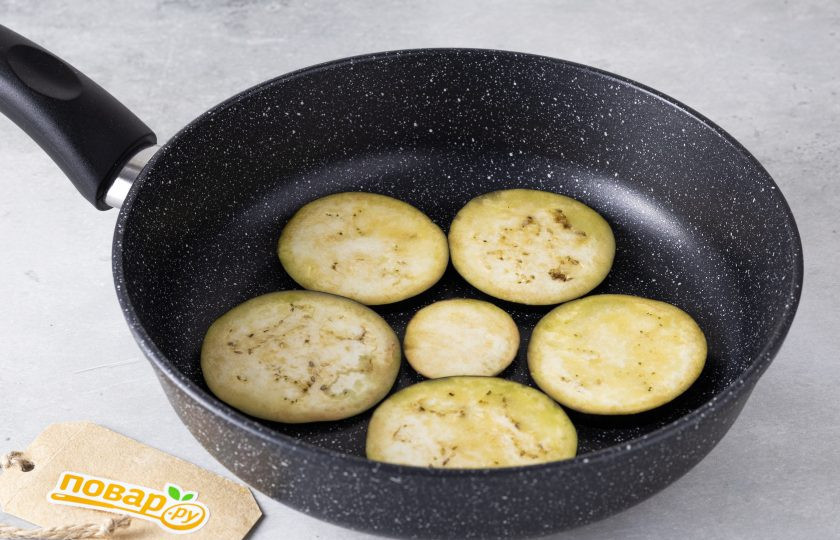 1. Этап. Салат с баклажанами и вялеными помидорами: Обжарьте баклажаны с двух сторон на сухой сковороде до мягкости и золотистого цвета.