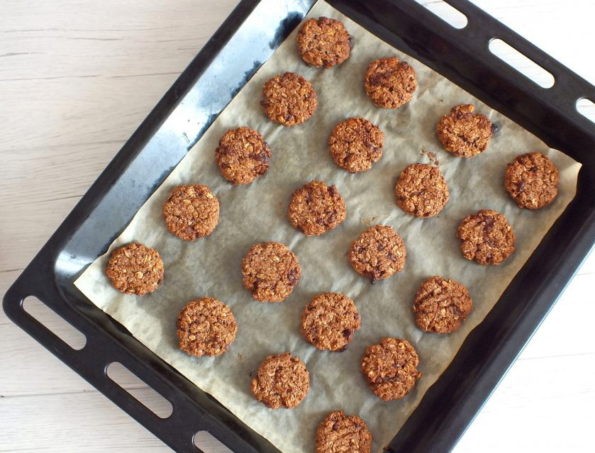 1. Этап. Шоколадное печенье без сахара: По истечении времени достаньте противень. Готовое печенье должно легко отставать от пергамента.