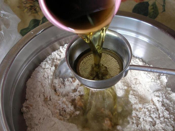 1. Этап. Здоровый хлеб: В конце в массу влейте настойку стевии через ситечко.