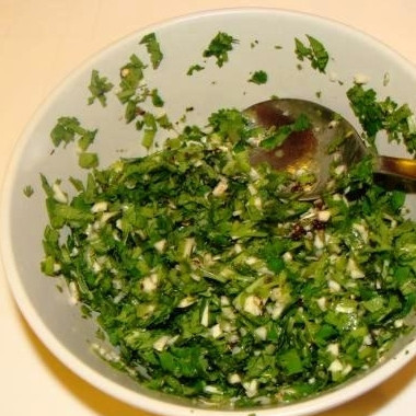 1. Этап. Курица в кинзе: Хорошенько перемешиваем.