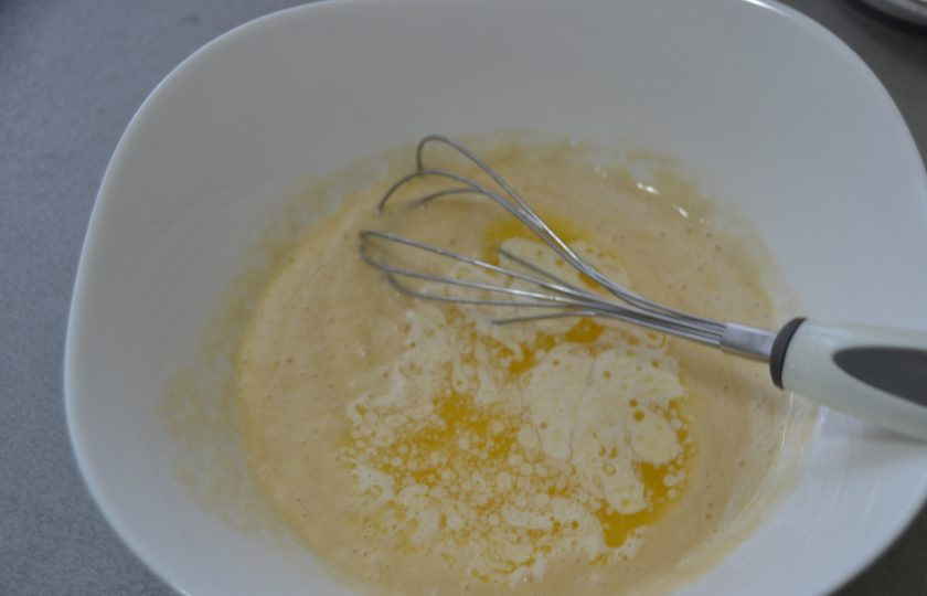 1. Этап. Кекс Майский: Влейте растопленное или размягченное сливочное масло или маргарин.