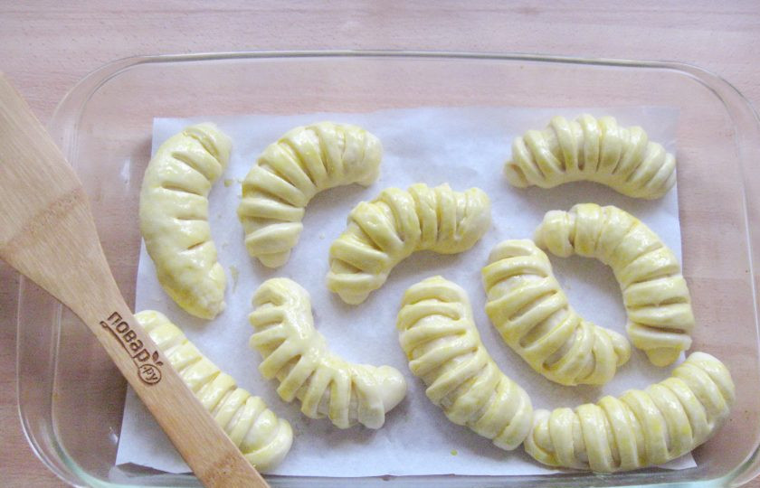 1. Этап. Булочки Как у бабушки: После смажьте яйцом и отправьте в духовку, разогретую до 175-180 градусов.