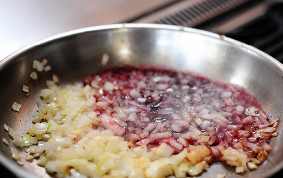 1. Этап. Cвинина в брусничном соусе: 10. Влейте красное вино, доведите все до кипения.