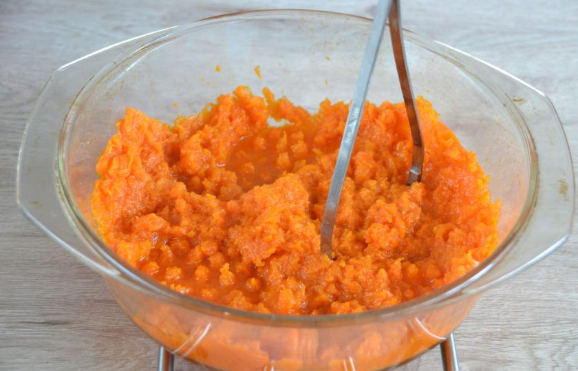 1. Этап. Тыквенный пай: Разомните тыкву в пюре и добавьте в подготовленную смесь сливки и пряности.