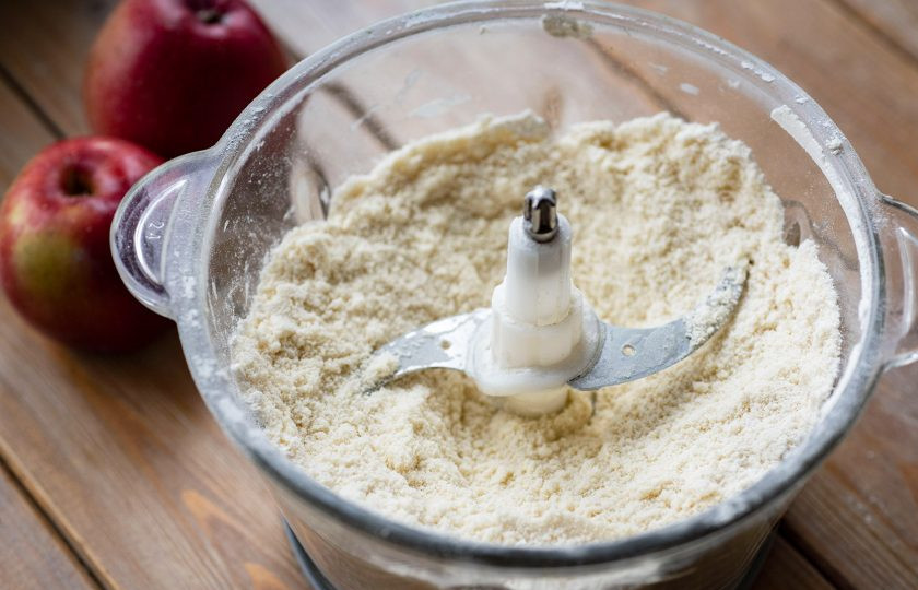 1. Этап. Насыпной пирог с яблоками без манки: Запустите блендер на 30-40 секунд. В итоге у вас должна получиться в чаше мелкая однородная крошка — это будущая песочная основа для пирога.