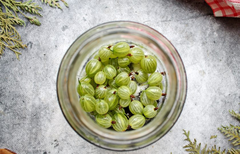 1. Этап. Настойка из черной смородины с крыжовником: Добавьте в банку крыжовник.
