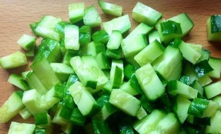 1. Этап. Шаурма с крабовыми палочками: Нарезаем огурец кубиками.