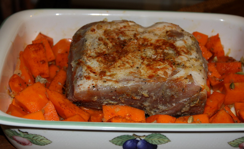 1. Этап. Тыква со свининой в духовке: Очищенную тыкву нарежьте небольшими кусочками и уложите в форму для запекания. Сверху выложите обжаренный лук (жарить до мягкости) и остатки маринада. Выложите по центру цельный кусок свинины. Запекайте блюдо в духовке 50 минут.