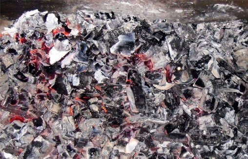 1. Этап. Ребрышки барбекю на мангале: Пока мясо маринуется, приготовьте угли.