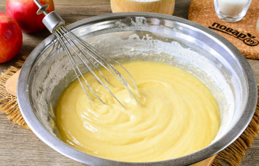 1. Этап. Ванильный кекс с яблоками: Перемешайте тесто, чтобы не было комочков – оно готово. По структуре оно получится как сметана.