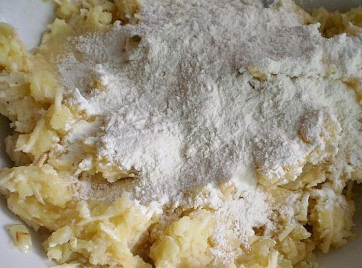 1. Этап. Галушки картофельные: Всыпаем муку и замешиваем тесто для галушек.