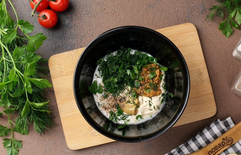 1. Этап. Пицца с горчичным соусом: Соедините майонез, натуральный йогурт, горчицу и измельчённую зелень (у меня петрушка и укроп). Добавьте сок лимона, щепотку сахара, соль и перец по вкусу. Перемешайте. Горчичный соус готов.