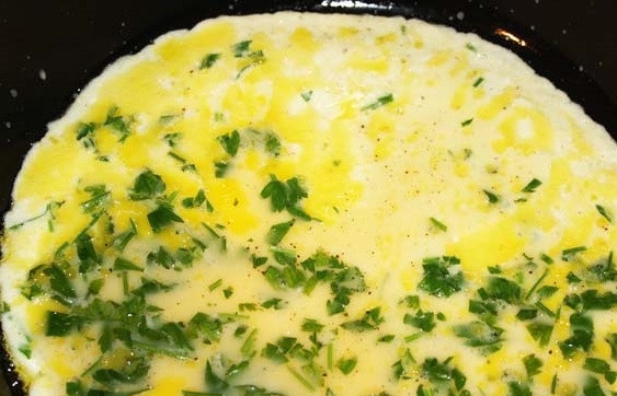 1. Этап. Яичница с бананом: Сделайте омлет.