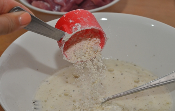 1. Этап. Мясо в кляре по-китайски: 3. В несколько этапов ввести муку, постоянно взбивая тесто, чтобы не было комочков. Когда кляр будет необходимой консистенции, его нужно оставить на 10-15 минут.