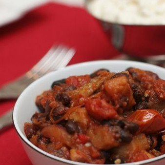 Чили из черной фасоли и баклажан