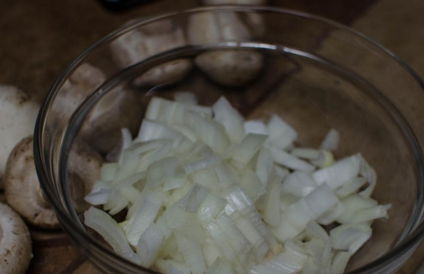 1. Этап. Шампиньоны в вине: Репчатый лук нарезаем мелкими кубиками.